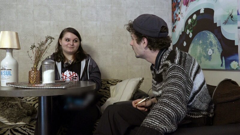Nicole hat heute ein Date mit Künstler Peter. Sie haben übers Internet Kontakt miteinander aufgenommen und wollen sich nun auch persönlich kennenlernen. – Bild: RTLZWEI