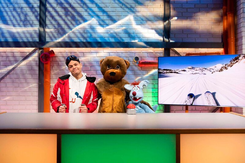 Woozle und Simón fahren gemeinsam in die Berge. Wollen sie lieber Wandern gehen oder Ski fahren? Die beiden können sich nicht einigen und es entsteht schlechte Stimmung. – Bild: SUPER RTL/​Annette Etges /​ Die Alpen