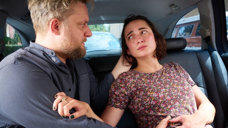 Keine Chance! Zeynep (Miriam Ohlmeyer) und Max (Fatoni) sind verzweifelt: Die werdenden Eltern müssen dringend ins Krankenhaus, doch der Weg für die Rettungsgasse ist versperrt. – Bild: ZDF