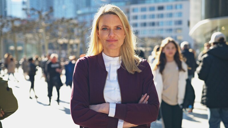 Sarah Tacke in Fußgängerzone Frankfurt – Bild: ZDF