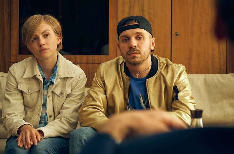 Céline (Elisa Schlott, li.) und Noah (Edin Hasanović, Mitte) haben sich über die Dating-App von Kranitz (Jan Georg Schütte, re.) kennengelernt. – Bild: ARD Degeto/​NDR/​Thomas Leidig