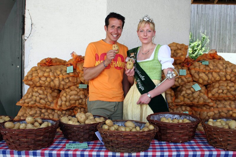 Willi und die bayerische Kartoffelkönigin Andrea Kübler. – Bild: BR/​megaherz