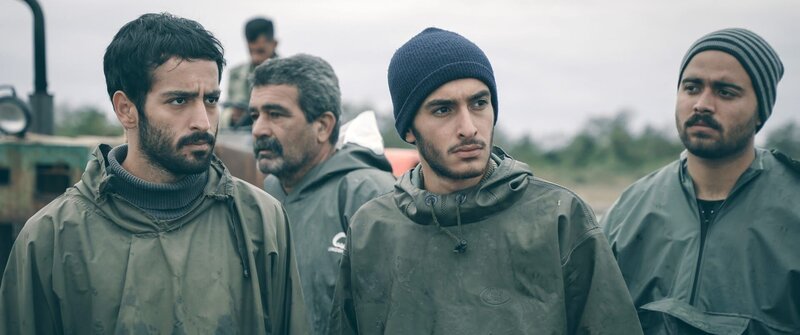 Für Omid (Keyvan Mohamadi, l.) und Amir (Hamid Reza Abbasi, 2.v.r.) bietet die harte, raue Fischereiarbeit einen Hoffnungsschimmer auf eine bessere Zukunft. (Komparsen im Bild) – Bild: ZDF und Hamid Janipour