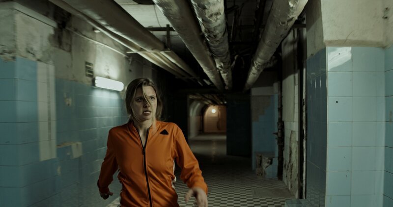 Kann sich Jana (Svenja Jung) auf eigene Faust aus den Fängen ihres Entführers befreien? – Bild: SAT.1 /​ Sonja Rom