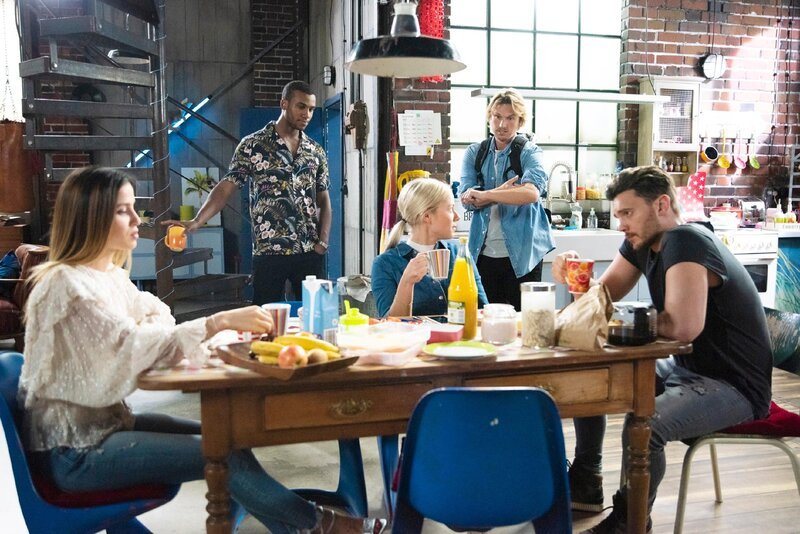 Moritz (Tijan Njie, 2.v.l.) äußert in Gegenwart von Chiara (Alexandra Fosnatti, l.), Marie (Cheyenne Pahde), Finn (Christopher Kohn, 2.v.r.) und Ronny (Bela Klentze), dass er sich Sorgen um Michelle macht. – Bild: RTL Deutschland