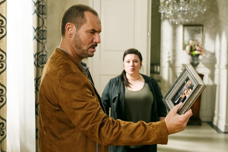 Vanessas (Julia Augustin) Sorge bestätigt sich: Richard (Silvan-Pierre Leirich) und die restliche Familie leiden unter der Wahrheit. – Bild: RTL Deutschland