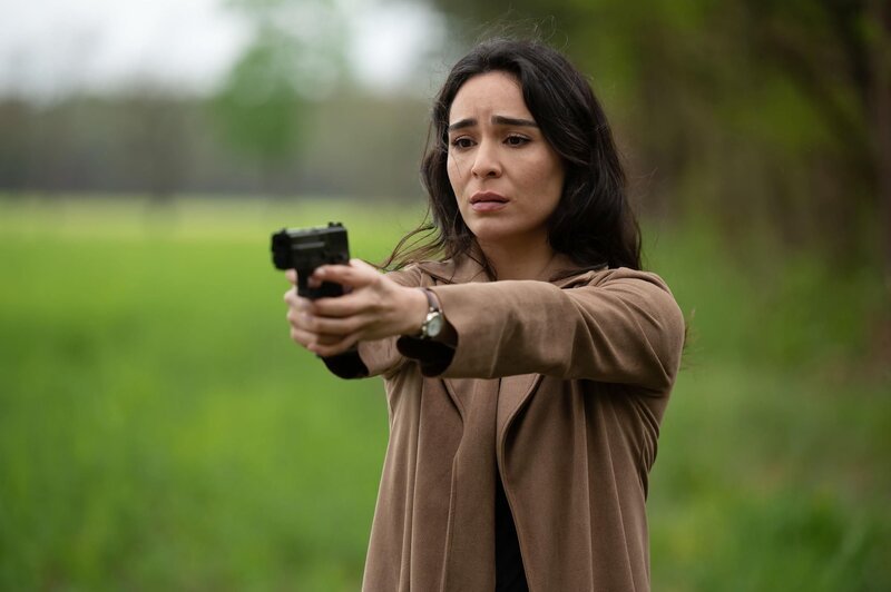 Schweren Herzens richtet Shirin (Gamze Senol) eine Waffe auf Lukas Wolf … – Bild: RTL /​ Sebastian Geyer