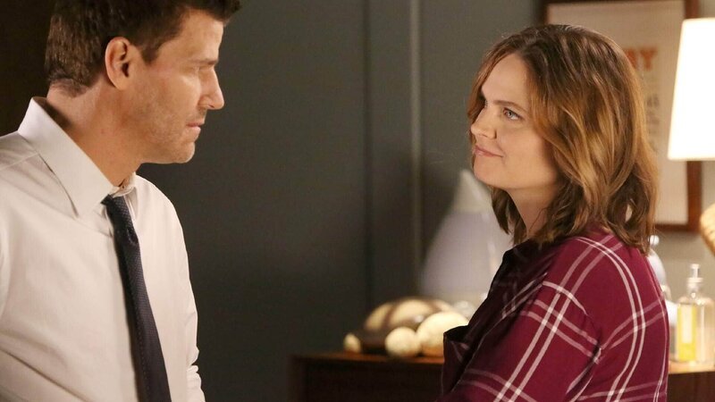 Brennan (Emily Deschanel) erkennt, wie sehr Booth (David Boreanaz) seinen Bruder Jared vermisst und um ihn trauert. – Bild: TVNOW /​ FOX