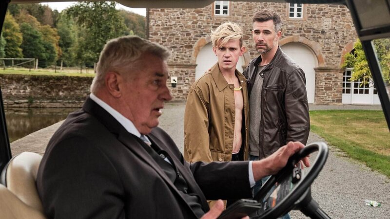 Paul (Lennart Betzgen, M.) und Oliver (Jo Weil, r.) lassen sich von Roberts (Heinz Hoenig) abfälligen Verhalten und dessen Intrige gegen Eva nicht den Morgen versauen. – Bild: RTL /​ Julia Feldhagen