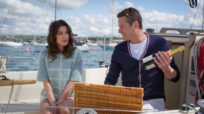 Hannah (Natalia Avelon) ahnt, warum Tony (Roman Knizka) sie auf einen Schiffsausflug eingeladen hat. – Bild: port.hu