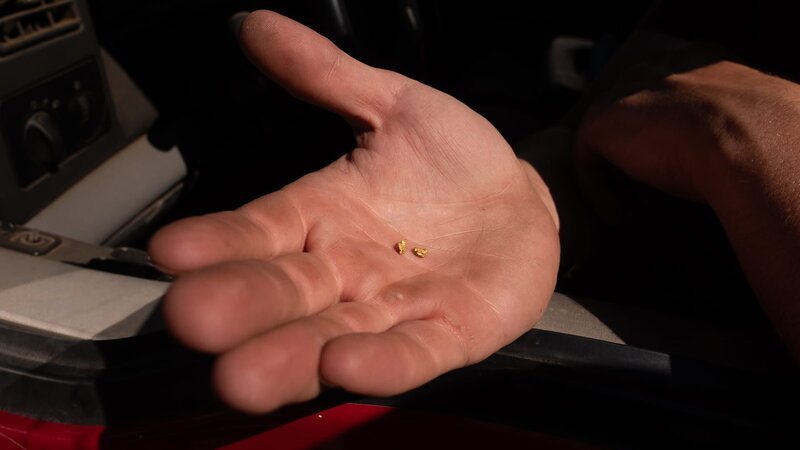 Gold in der Hand. – Bild: Warner Bros. Discovery