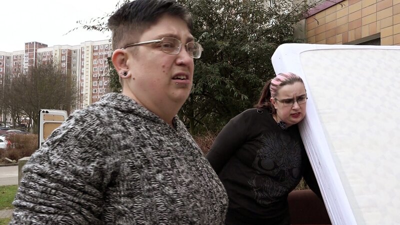 Die 39-jährige Sabrina (li.) steht heute vor einer großen Aufgabe, sie zieht von Rostock nach Nordrhein-Westfalen. – Bild: RTLZWEI