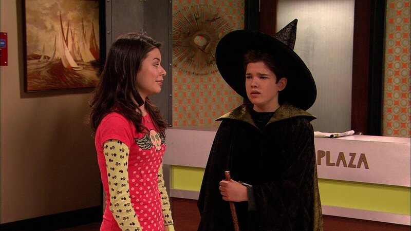 L-R: Carly Shay (Miranda Cosgrove), Freddie Benson (Nathan Kress) – Bild: ViacomCBS