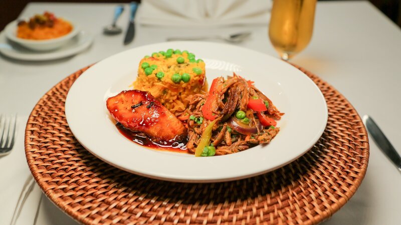 Plato Típico im „Las Tinajas“, einem traditionellen Restaurant in der Innenstadt von Panama Stadt. – Bild: ORF/​Warner/​The Travel Channel