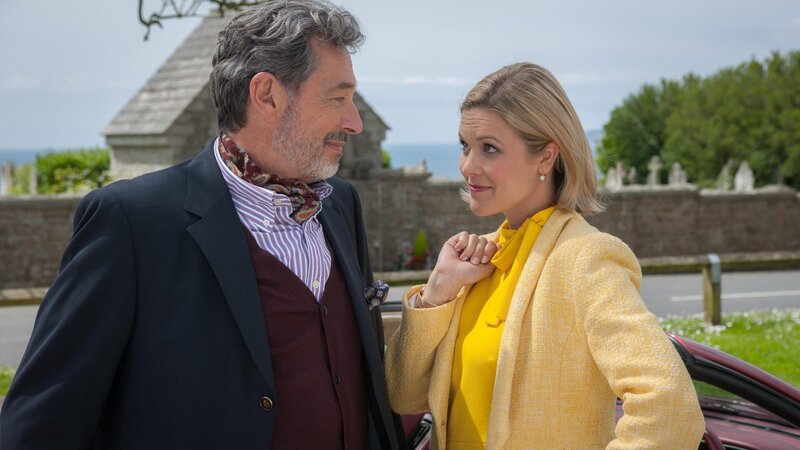 Melissa (Anastasia Conze) weiß, wie sie Don (Günter Barton) um den Finger wickeln kann. – Bild: port.hu