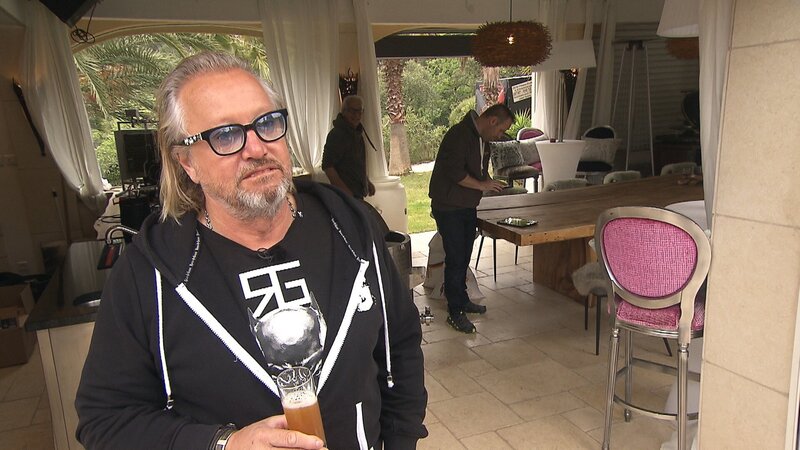 Für den gebürtigen Kölner Robert zählt das Kölsch zu den Grundnahrungsmitteln. Damit er auch in St. Tropez jederzeit das kühle Gebräu genießen kann, hat er einen Kölner Bierbrauer zu sich bestellt. – Bild: RTLZWEI /​ Geiss TV