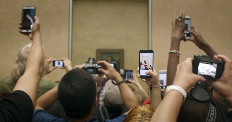 Die Phänomene des globalen Tourismus werden auf eine reflektierte Art und Weise gezeigt. – Bild: TVNOW/​ © Ideasthetic