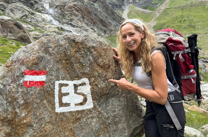 Tamina Kallert macht eine Alpenüberquerung entlang des legendären Fernwanderwegs E5. – Bild: Michael Wieseler /​ WDR