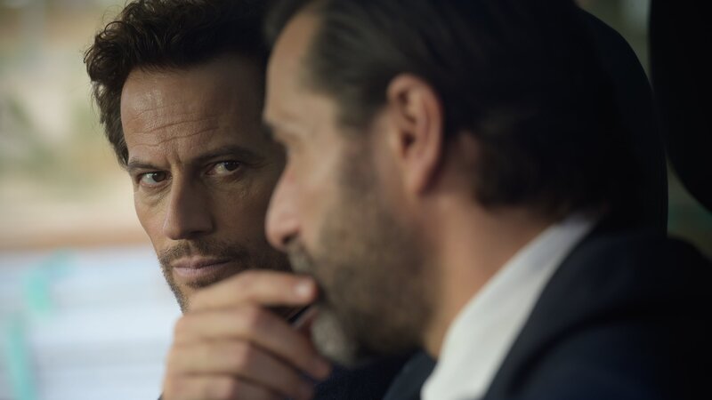 Thomas (Ioan Gruffudd, l.) hat die Polizistin Manon angelogen, als sie ihn wegen des gefundenen Geldes befragt hat. Max (Grégory Fitoussi, r.) macht ihm deswegen Vorwürfe. – Bild: ZDF und François LEFEBVRE