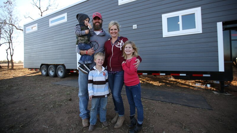 The Johnson family poses in front of their house smiling at the camera, for Ty and Taylor’s build, in Enid, Oklahoma, as seen on Tiny House, Big Living. – Bild: DIY Network/​Scripps Networks, LLC.