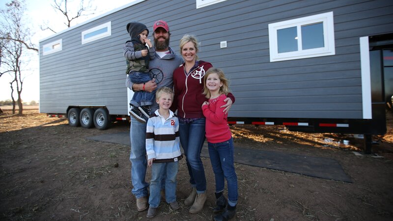 The Johnson family poses in front of their house smiling at the camera, for Ty and Taylor’s build, in Enid, Oklahoma, as seen on Tiny House, Big Living. – Bild: DIY Network/​Scripps Networks, LLC.