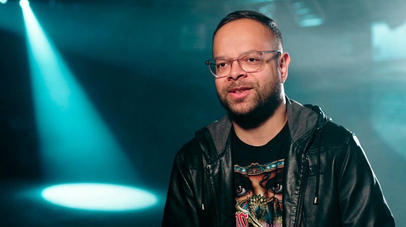 Reza Wireko erinnert sich, als er in der Mini Playback Show als Michael Jackson Double auftrat. – Bild: WDR