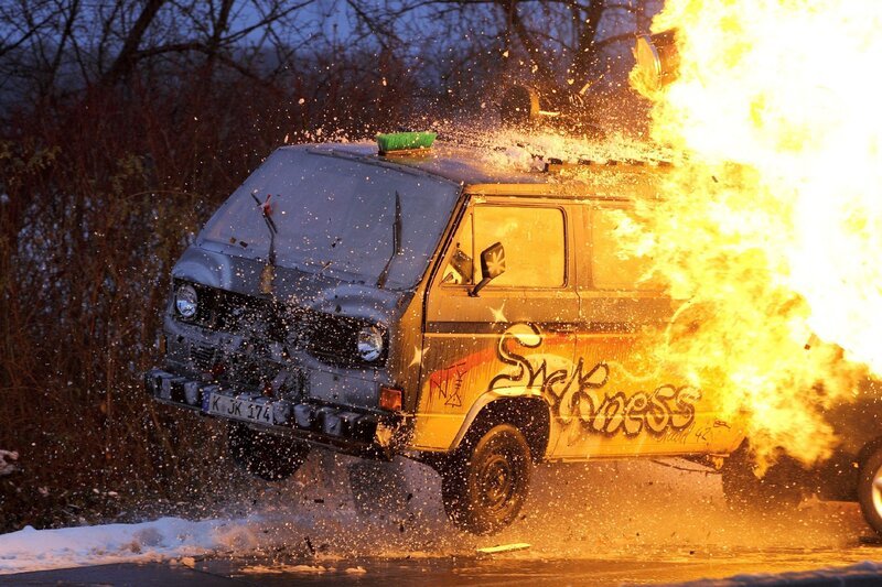 Der Mörder kann nach einer von ihm ausgelösten Massenkarambolage auf der Autobahn unbehelligt fliehen …. – Bild: RTL /​ Guido Engels