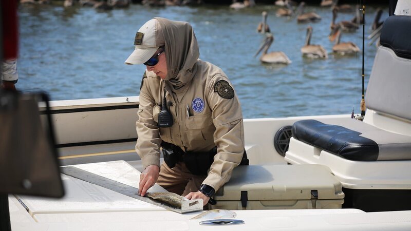 Texas Game Warden Jennifer Provaznik. – Bild: Warner Bros. Discovery