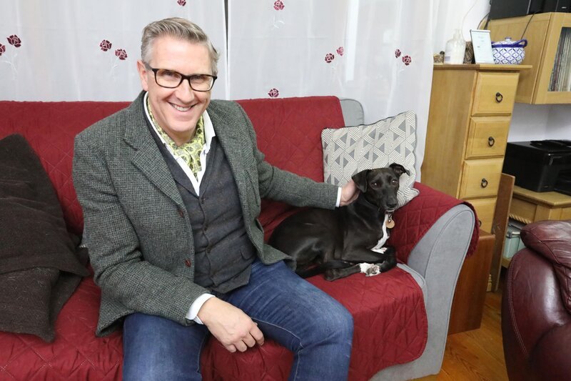 Master dog trainer Graeme call meets rescue dog Daisy, who keeps her new owners prisoners in their own home. – Bild: Avalon Factual Ltd Lizenzbild frei