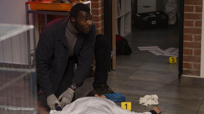 Doktor Bonnemain (Christopher Bayemi) – Bild: PHLIPPE LE ROUX – THIBAUT GRABHERR /​ SEPTEMBREPRODUCTIONS /​ TF1