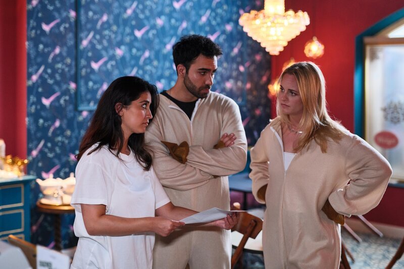 Esma (Özge Delioglan, l.), Baris (Metehan Demiröz) und Cecilia (Carina Koller) wollen Theo nicht so einfach davonkommen lassen. – Bild: RTL /​ Stefan Behrens /​ Der Jäger am Abgrund