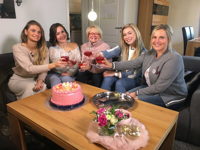 V.l.: Alina, Cathleen, Anja, Miriam und Kandidatin Anette. – Bild: Mediengruppe RTL