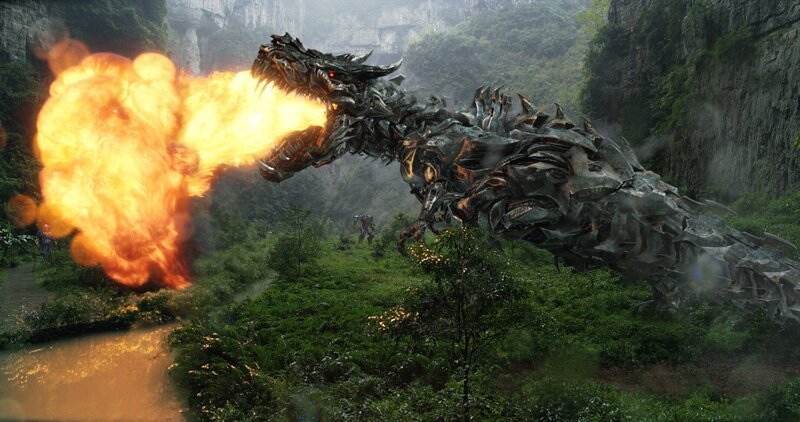Seit der Schlacht von Chicago, in der sich die zwei verfeindeten Lager der Alien-Rasse Transformers gegenüberstanden, sind fünf Jahre vergangen. Doch die rachsüchtigen Decepticons wollen die friedfertigen Autobots immer noch vernichten und schicken ihre schrecklichsten Monster … – Bild: Paramount Pictures