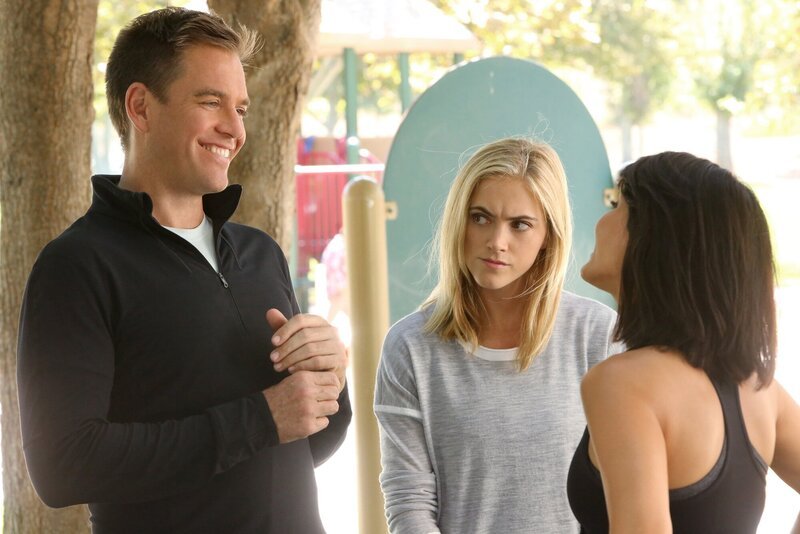 Bei den Ermittlungen in einem neuen Fall treffen Tony (Michael Weatherly, l.) und Eleonor (Emily Wickersham, M.) auf Agent Keates (Marisol Nichols, r.), die Tonys Herz schneller schlagen lässt … – Bild: 2015 CBS Broadcasting, Inc. All Rights Reserved
