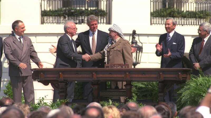 Ein historischer Schritt, der Hoffnung weckt: Im Jahr 1993 unterzeichnen Jitzhak Rabin, Israels Ministerpräsident, und Jassir Arafat, Chef der PLO, das Oslo-Abkommen. – Bild: ZDF und GPO