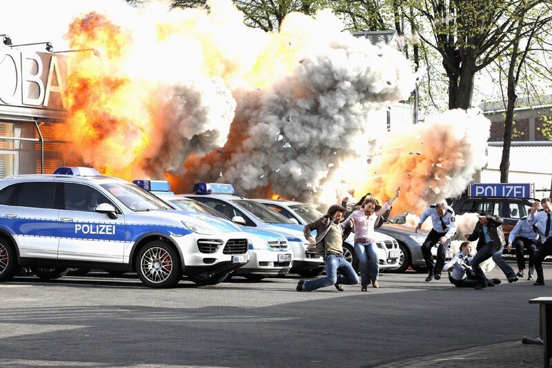 Nach einer Verhaftung bei der Drogenorganisation eskaliert die Lage und die Verbrecher verüben einen Bombenanschlag auf das Autobahnrevier: Durch eine Bombe im Getränkeautomat explodiert die PAST …  – Bild: RTL /​ Guido Engels