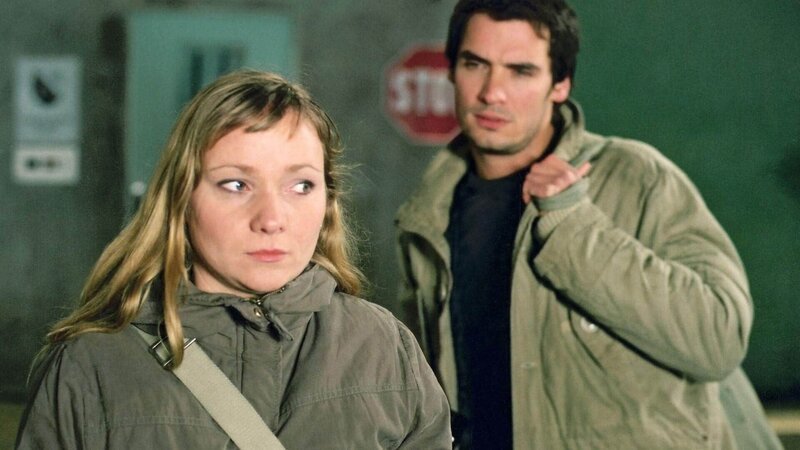 Rick (Thorsten Grasshoff) fängt Daniela (Corinna A. Horn) nach der Arbeit ab und will mit ihr die Nacht verbringen. Wird sie sich auf das nächtliche Abenteuer mit ihm einlassen? – Bild: TVNOW /​ Stephanie Kulbach