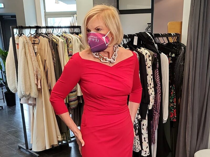 Kandidatin Helga – Bild: RTL /​ Constantin Ent. /​ Motto in Hamburg: Glamour Queen – Feiere den Moment mit dem Abendkleid deiner Träume!, Tag 2: Helga