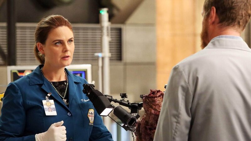 Brennan (Emily Deschanel) und Dr. Oliver Wells (Brian Klugman) untersuchen den abgetrennten Schädel des Opfers. Handelt es sich um den Kopf der Leiche, die enthauptet aufgefunden wurde? – Bild: TVNOW /​ FOX