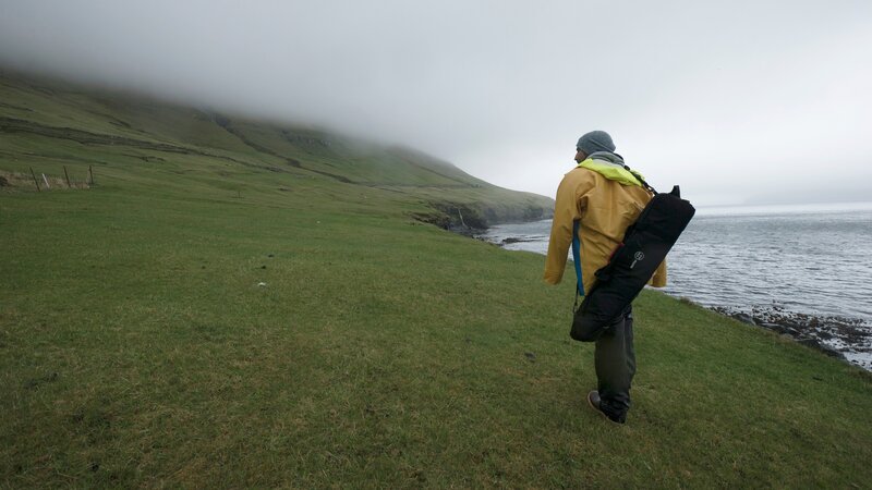 Forrest Galante walks along the shoreline. – Bild: Discovery Communications