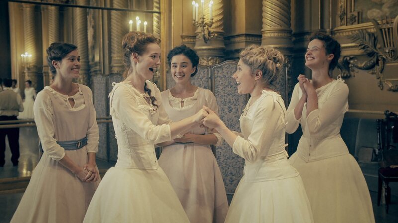 Lena (Jessica Lord, r.) und Ines (Eubha Akilade, l.) durchsuchen im Jahr 2019 das Zimmer von Henris Vater. Sie suchen nach Hinweisen, wie man das Zeitreise-Portal bedient. – Bild: ZDF und Nicolas Velter