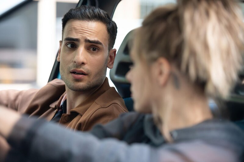 Nihat (Timur Ülker) und Liz (Sarah Mangione) haben einen ersten nahen Moment. – Bild: RTL /​ Sebastian Geyer