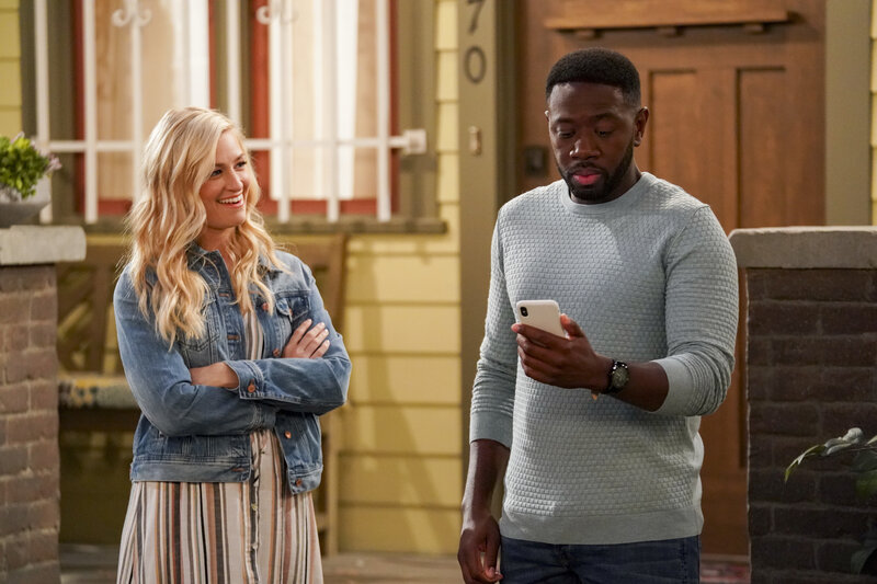 Gemma Johnson (Beth Behrs, l.); Malcolm Butler (Sheaun McKinney, r.) – Bild: © 2019 CBS Broadcasting, Inc.  /​ Monty Brinton /​ Monty Brinton