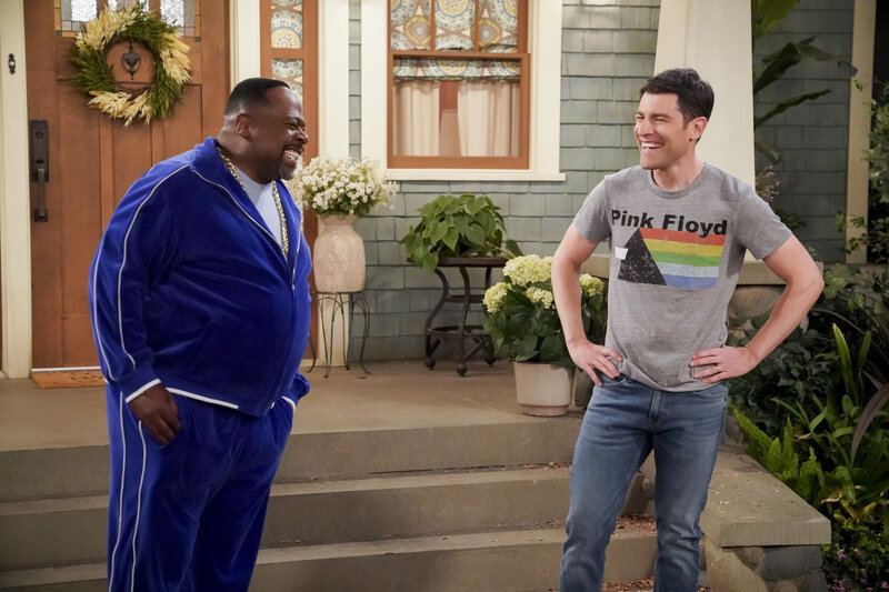 Calvin Butler (Cedric the Entertainer, l.); Dave Johnson (Max Greenfield, r.) – Bild: © 2020 CBS Broadcasting, Inc.  /​ Monty Brinton /​ Monty Brinton