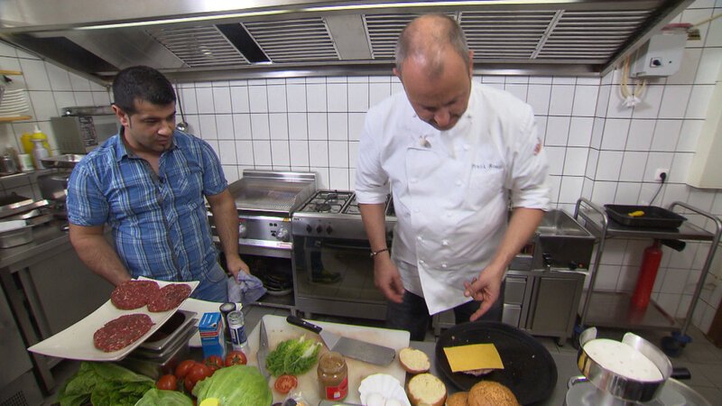 Wird es Frank Rosin (r.) gelingen, Besim Iraks (l.) „XXL-Food-King“ vor der Schließung zu retten? – Bild: Kabel Eins