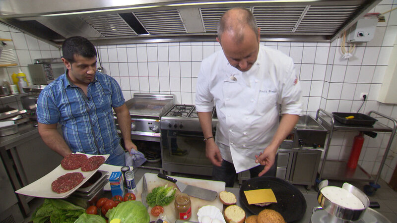 Wird es Frank Rosin (r.) gelingen, Besim Iraks (l.) „XXL-Food-King“ vor der Schließung zu retten? – Bild: Kabel Eins