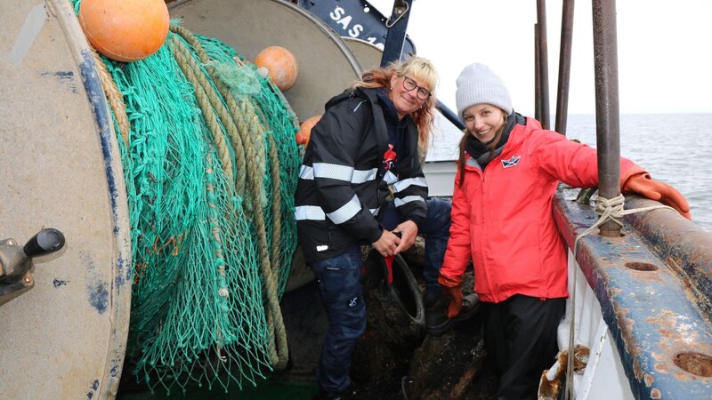 Checkerin Marina besteht ihr Rätsel-Abenteuer diesmal bei den Fließwasserrettern an der Isar! – Bild: BR/​megaherz GmbH/​Amelie Cran