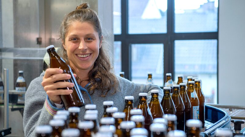 Zum Finale besuchen die Landfrauen den Süden Deutschlands. Heutige Gastgeberin ist Victoria Schubert-Rapp von der Brauerei Karg in Murnau am Staffelsee in Bayern. – Bild: WDR/​Melanie Grande