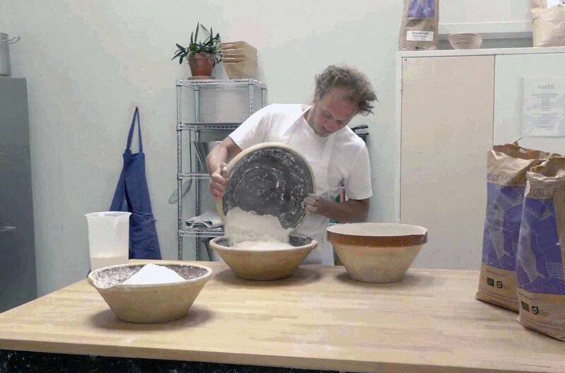 Der junge, sympathische und stets gutgelaunte Jesper Gøtz hat eine Mission: Er will das Sauerteigbrot wieder salonfähig machen. – Bild: zeroone/​Thomas Ridelsheimer