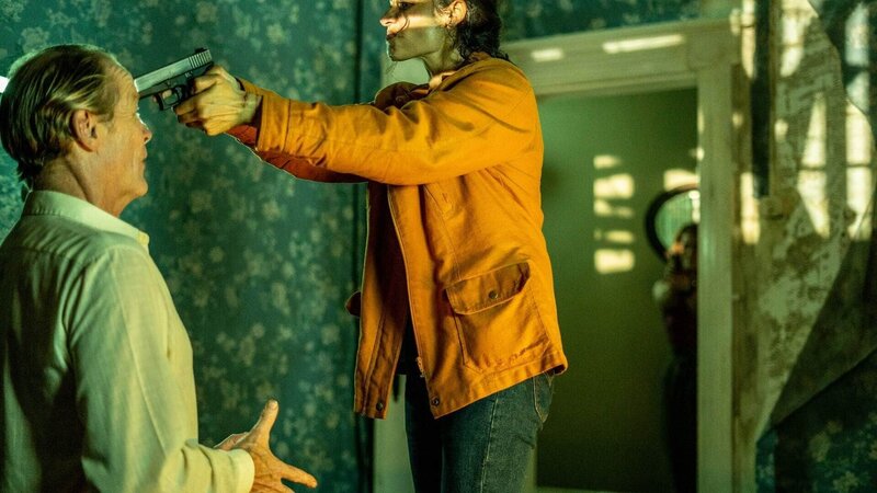 Angus Speelman (Iain Glen) und Reyka (Kim Engelbrecht) – Bild: RTL /​ Serena Cullen Productions